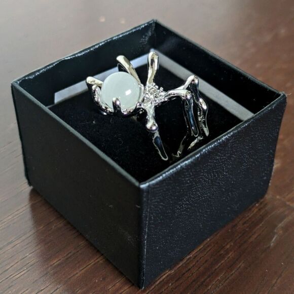 NWT Gorgeous Silvertone Spider Ring with Faux Moonstone - Picture 11 of 12